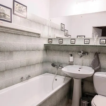 Clicktheflat Constitution Square