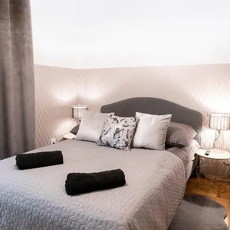 Clicktheflat Constitution Square * ורשה