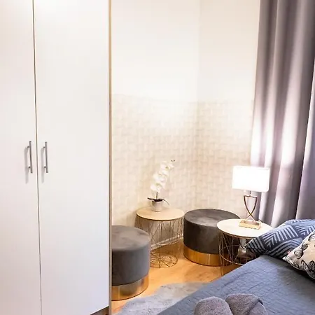 Clicktheflat Constitution Square * Warschau